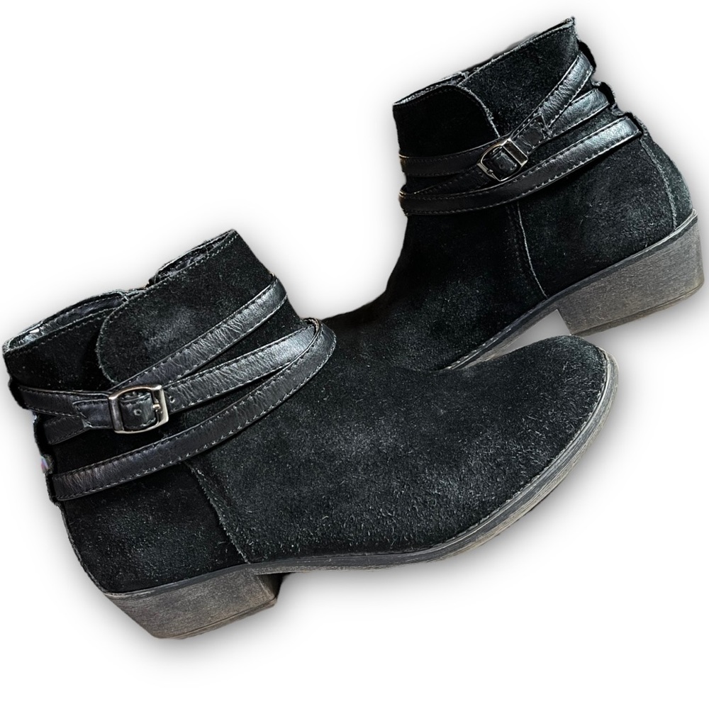 WHITE MOUNTAIN Black Suede Leather Jitter Strappy Buckle Ankle Boots Booties 9.5